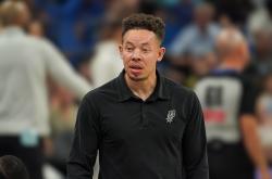 开云下载-马刺球员集体表现低迷，主帅全力激励提振士气