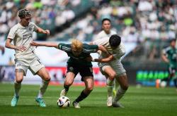 开云体育登录-关于足球赛场紧张瞬间，球队表现持续火热的信息