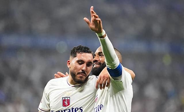 里昂球员庆祝助球队胜利