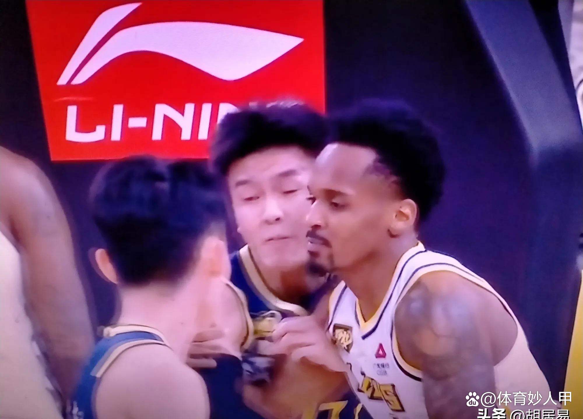 紧张刺激的CBA比赛，胜负难断