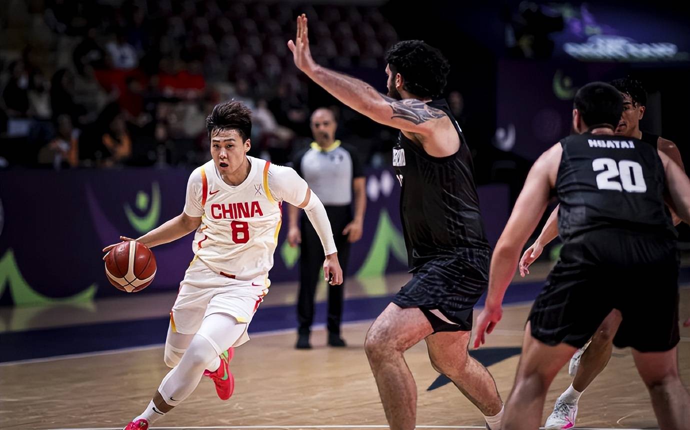 CBA比赛中球员情绪波动，影响团队态势