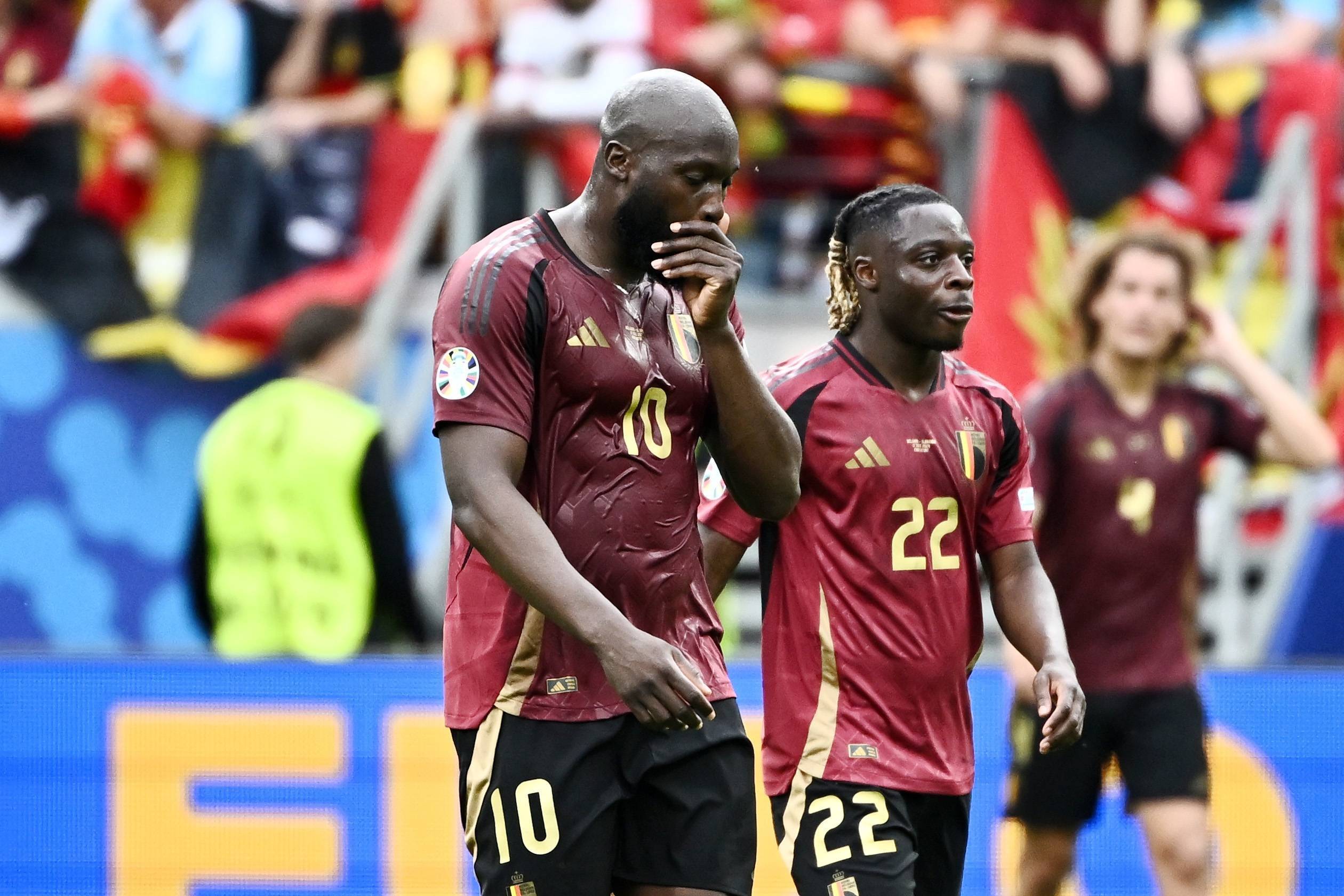 橄榄球明星选手在比赛中展现实力 橄榄球明星选手在比赛中展现实力