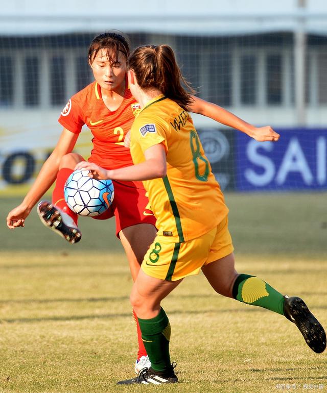 世界女足球员在比赛中充分施展实力