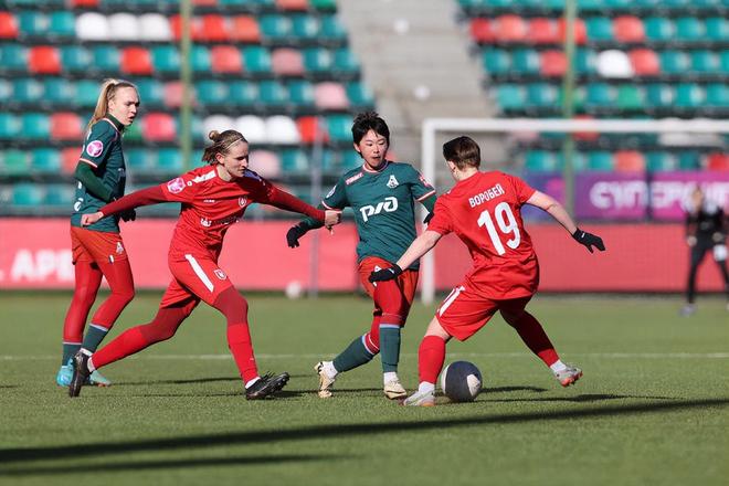 热门球队在国际赛事中展现实力，引发争议