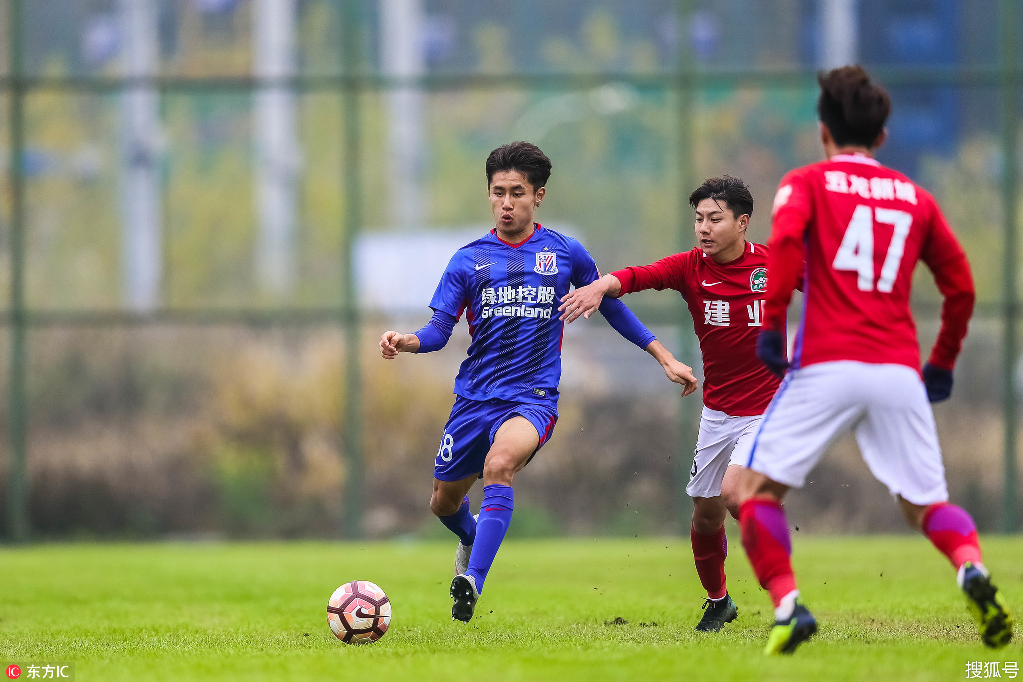 河南建业成功晋级，球迷热情庆祝！