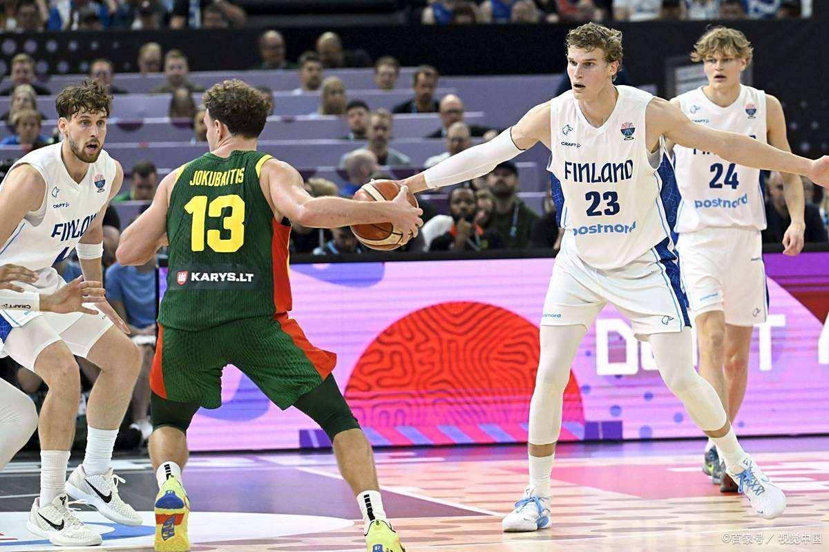 芬兰队在比赛中战胜对手,展现团结 芬兰队在比赛中战胜对手,展现团结