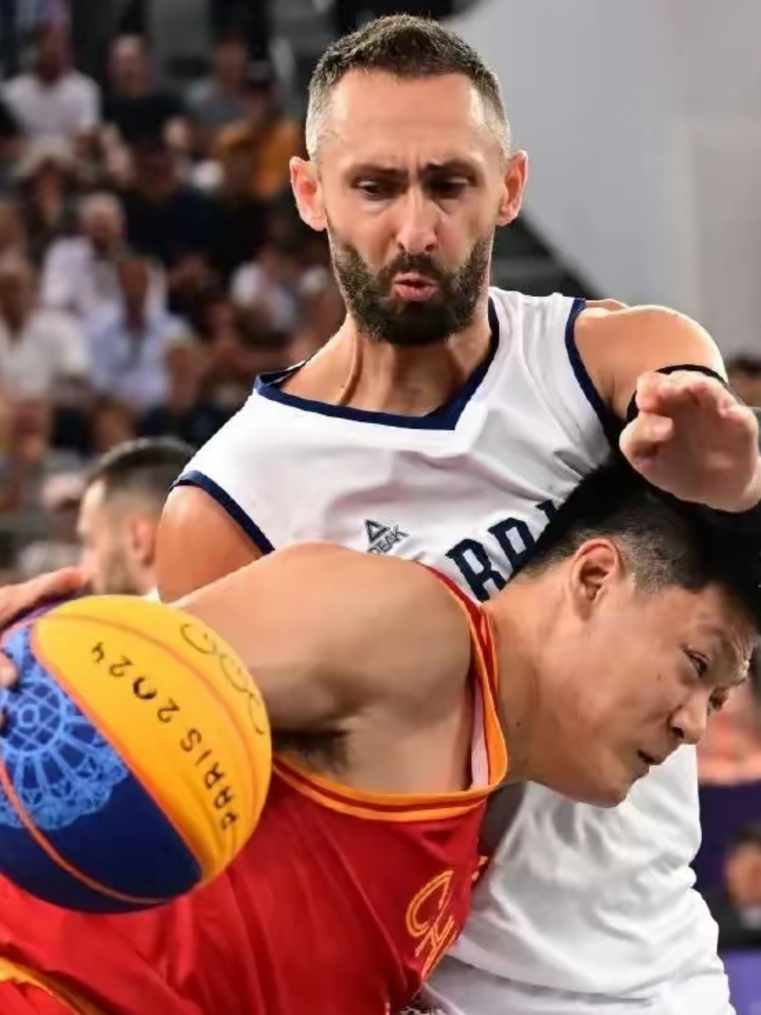 中国击败对手，夺得男子篮球胜利