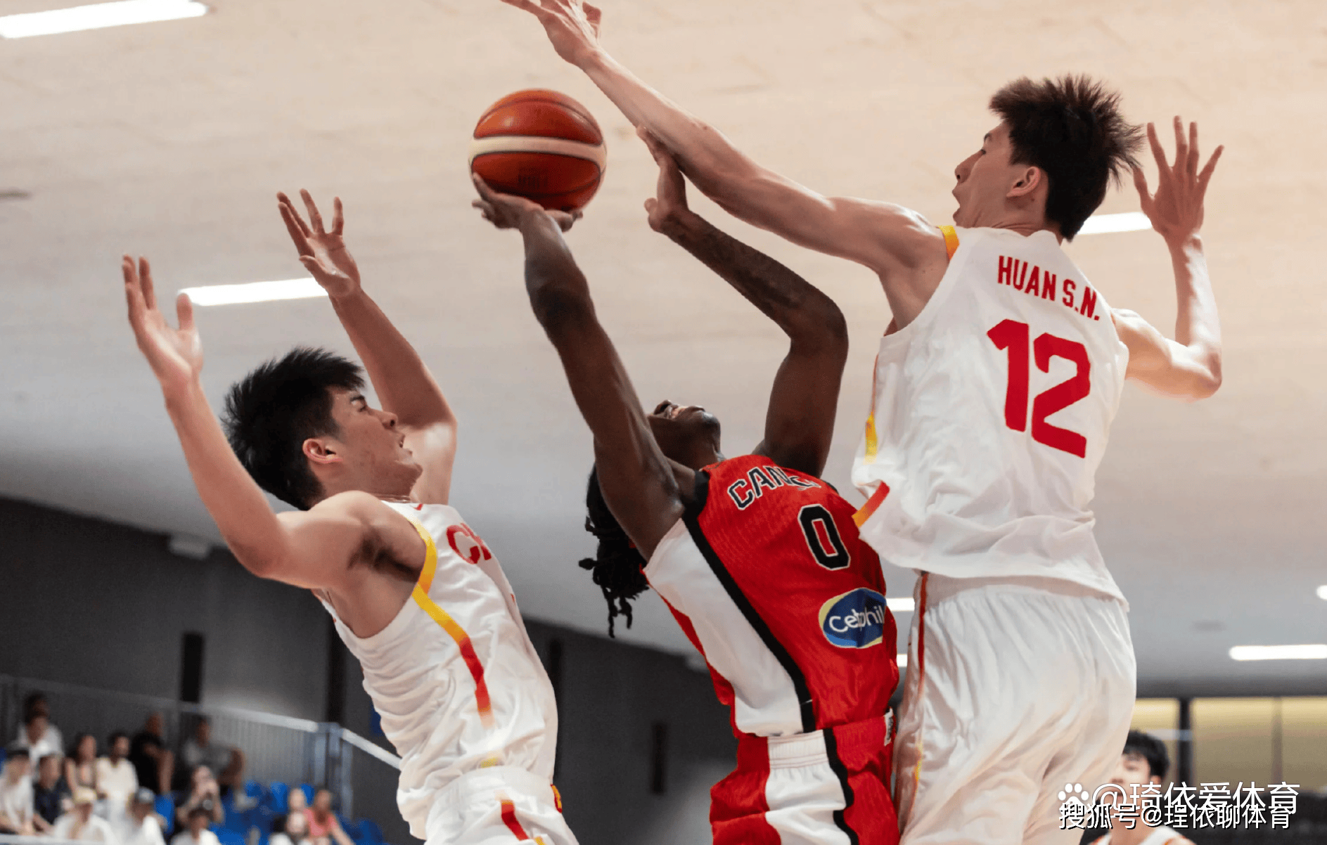中国男篮险胜加拿大男篮，哈里斯送出助攻的简单介绍